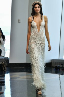 New York, Ny - 5 Ekim 2019 'da New York' ta düzenlenen Berta Fall 2020 gelin podyumu sırasında bir model podyumda yürüyor..