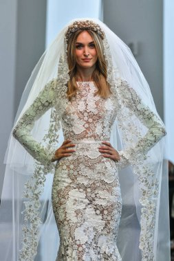 New York, Ny - 5 Ekim 2019 'da New York' ta düzenlenen Berta Fall 2020 gelin podyumu sırasında bir model podyumda yürüyor..