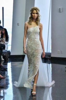 New York, Ny - 5 Ekim 2019 'da New York' ta düzenlenen Berta Fall 2020 gelin podyumu sırasında bir model podyumda yürüyor..