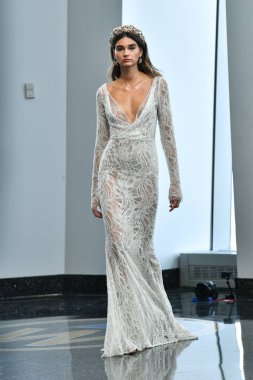 New York, Ny - 5 Ekim 2019 'da New York' ta düzenlenen Berta Fall 2020 gelin podyumu sırasında bir model podyumda yürüyor..
