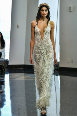 New York, Ny - 5 Ekim 2019 'da New York' ta düzenlenen Berta Fall 2020 gelin podyumu sırasında bir model podyumda yürüyor..
