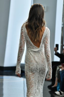 New York, Ny - 5 Ekim 2019 'da New York' ta düzenlenen Berta Fall 2020 gelin podyumu sırasında bir model podyumda yürüyor..