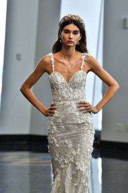 New York, Ny - 5 Ekim 2019 'da New York' ta düzenlenen Berta Fall 2020 gelin podyumu sırasında bir model podyumda yürüyor..