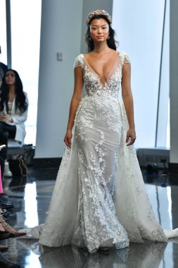 New York, Ny - 5 Ekim 2019 'da New York' ta düzenlenen Berta Fall 2020 gelin podyumu sırasında bir model podyumda yürüyor..