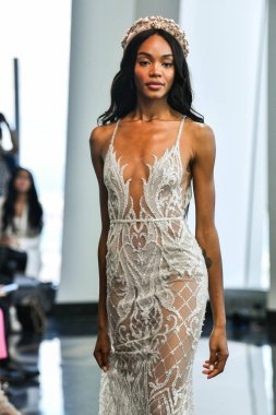 New York, Ny - 5 Ekim 2019 'da New York' ta düzenlenen Berta Fall 2020 gelin podyumu sırasında bir model podyumda yürüyor..