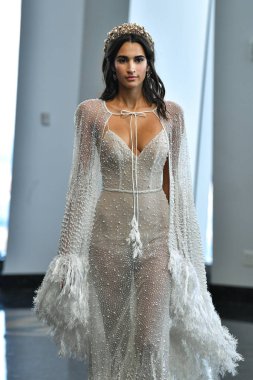 New York, Ny - 5 Ekim 2019 'da New York' ta düzenlenen Berta Fall 2020 gelin podyumu sırasında bir model podyumda yürüyor..