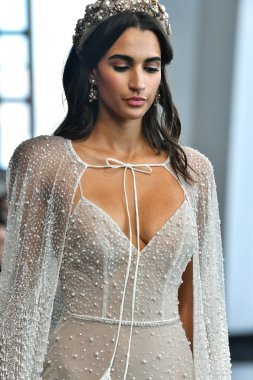 New York, Ny - 5 Ekim 2019 'da New York' ta düzenlenen Berta Fall 2020 gelin podyumu sırasında bir model podyumda yürüyor..