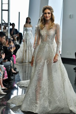 New York, Ny - 5 Ekim: Modeller 5 Ekim 2019 'da New York' ta düzenlenen Berta Fall 2020 Gelinlik Gösterisi 'nde podyum finalinde yürür..