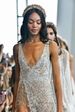New York, Ny - 5 Ekim: Modeller 5 Ekim 2019 'da New York' ta düzenlenen Berta Fall 2020 Gelinlik Gösterisi 'nde podyum finalinde yürür..