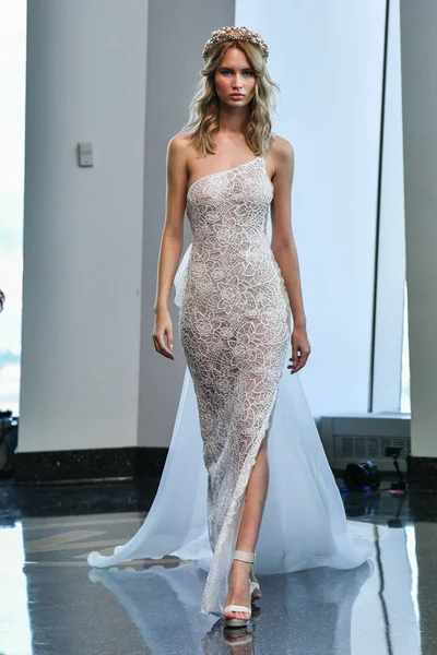 New York October Model Walks Runway Berta Fall 2020 Bridal — Stock Photo, Image