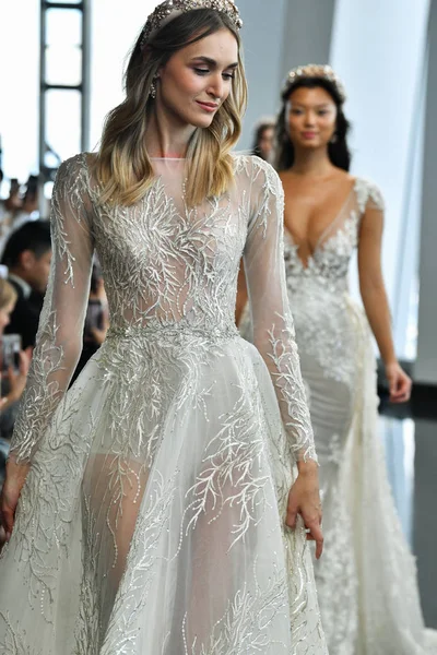 Nueva York Octubre Modelos Recorren Final Pasarela Durante Desfile Nupcial —  Fotos de Stock