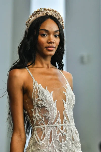 New York Oktober Modell Går Banan Berta Fall 2020 Bridal — Stockfoto