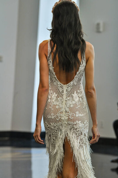 НЬЮ-ЙОРК, Нью-Йорк - 5 ОКТЯБРЯ: Модель ходит по взлетно-посадочной полосе во время Берта осенью 2020 свадебного показа на 5 октября 2019 года в Нью-Йорке
.