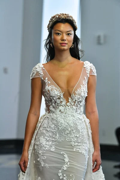 New York October Model Walks Runway Berta Fall 2020 Bridal — Stock Photo, Image