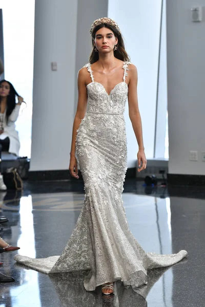 New York, Ny - 5 Ekim 2019 'da New York' ta düzenlenen Berta Fall 2020 gelin podyumu sırasında bir model podyumda yürüyor..