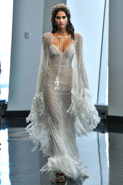 10月5日 2019年10月5日 在纽约市举行的Berta Fall 2020新娘跑道表演中 一名模特在跑道上行走 — 图库照片