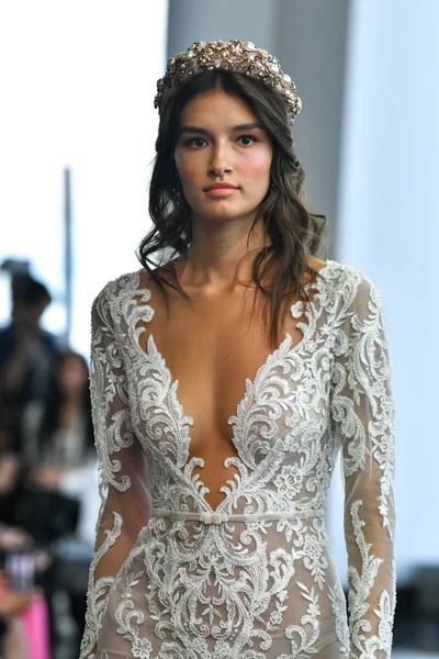 New York October Model Walk Runway Berta Fall 2020 Bridal — стокове фото