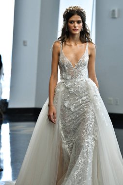 New York, Ny - 5 Ekim 2019 'da New York' ta düzenlenen Berta Fall 2020 gelin podyumu sırasında bir model podyumda yürüyor..