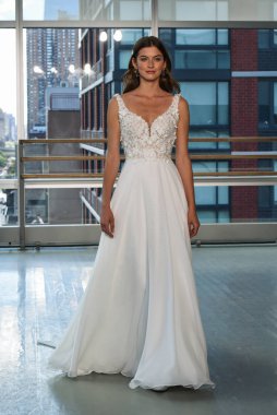 New York, Ny - 5 Ekim: 5 Ekim 2019 'da New York' ta düzenlenen Justin Alexander Fall 2020 gelin podyumu sırasında bir model podyumda yürüyor..