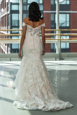 New York, Ny - 5 Ekim: 5 Ekim 2019 'da New York' ta düzenlenen Justin Alexander Fall 2020 gelin podyumu sırasında bir model podyumda yürüyor..