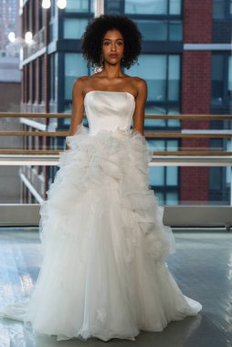 New York, Ny - 5 Ekim: 5 Ekim 2019 'da New York' ta düzenlenen Justin Alexander Fall 2020 gelin podyumu sırasında bir model podyumda yürüyor..