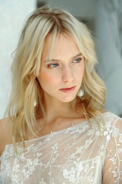 New York, Ny - 6 Ekim: Galia Lahav Fall 2020 Gelin Sunumu sırasında poz veren bir model 6 Ekim 2019, New York.