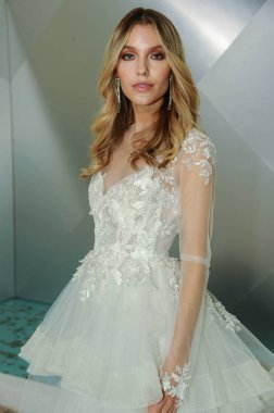 New York, Ny - 6 Ekim: Galia Lahav Fall 2020 Gelin Sunumu sırasında poz veren bir model 6 Ekim 2019, New York.