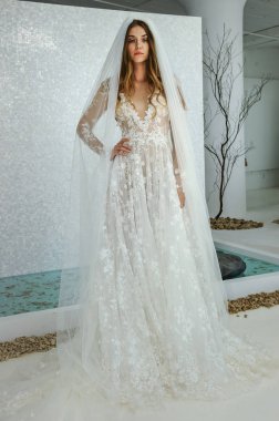 New York, Ny - 6 Ekim: Galia Lahav Fall 2020 Gelin Sunumu sırasında poz veren bir model 6 Ekim 2019, New York.