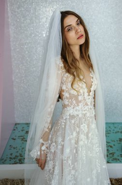 New York, Ny - 6 Ekim: Galia Lahav Fall 2020 Gelin Sunumu sırasında poz veren bir model 6 Ekim 2019, New York.