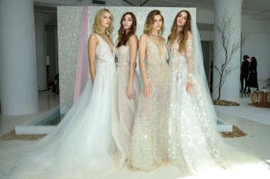 New York, Ny - 6 Ekim: Galia Lahav 2020 Sonbaharı Gelin Sunumu sırasında poz verilen modeller 6 Ekim 2019, New York.