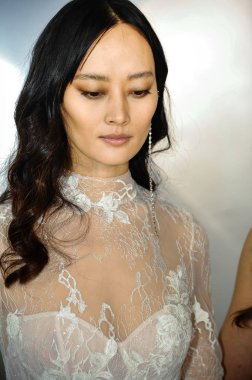 New York, Ny - 6 Ekim: Galia Lahav Fall 2020 Gelin Sunumu sırasında poz veren bir model 6 Ekim 2019, New York.