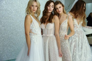 New York, Ny - 6 Ekim: Galia Lahav 2020 Sonbaharı Gelin Sunumu sırasında poz verilen modeller 6 Ekim 2019, New York.