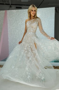New York, Ny - 6 Ekim: Galia Lahav Fall 2020 Gelin Sunumu sırasında poz veren bir model 6 Ekim 2019, New York.