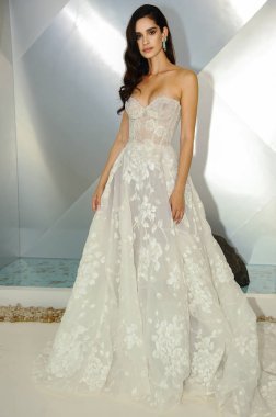 New York, Ny - 6 Ekim: Galia Lahav Fall 2020 Gelin Sunumu sırasında poz veren bir model 6 Ekim 2019, New York.