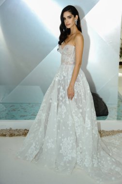 New York, Ny - 6 Ekim: Galia Lahav Fall 2020 Gelin Sunumu sırasında poz veren bir model 6 Ekim 2019, New York.