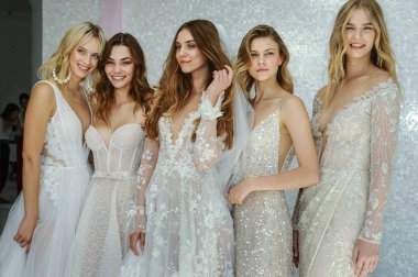 New York, Ny - 6 Ekim: Galia Lahav 2020 Sonbaharı Gelin Sunumu sırasında poz verilen modeller 6 Ekim 2019, New York.