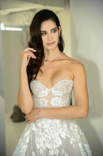 Nowy Jork Października Modelka Pozująca Podczas Jesiennej Prezentacji Ślubnej Galii — Zdjęcie stockowe