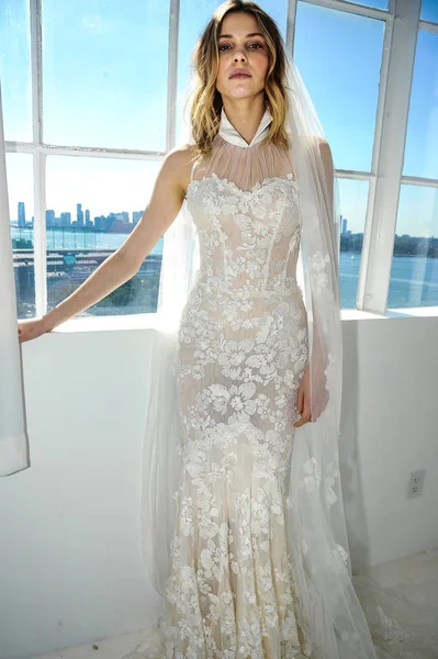 Nowy Jork Października Modelka Pozująca Podczas Jesiennej Prezentacji Ślubnej Galii — Zdjęcie stockowe