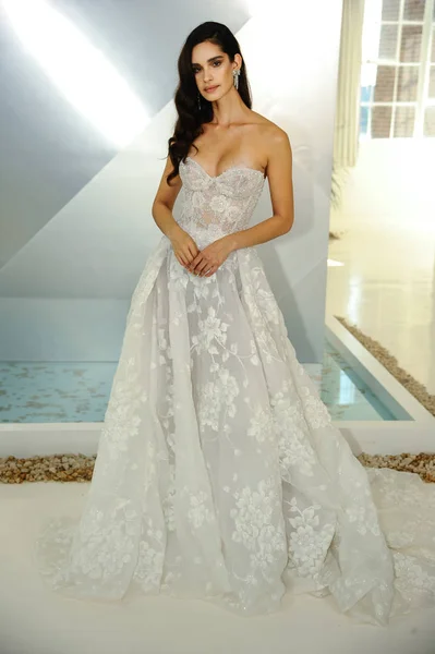 New York October Model Posing Galia Lahav Fall 2020 Bridal — Stock Photo, Image