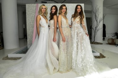 New York, Ny - 6 Ekim: Galia Lahav 2020 Sonbaharı Gelin Sunumu sırasında poz verilen modeller 6 Ekim 2019, New York.