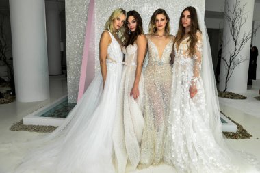 New York, Ny - 6 Ekim: Galia Lahav 2020 Sonbaharı Gelin Sunumu sırasında poz verilen modeller 6 Ekim 2019, New York.