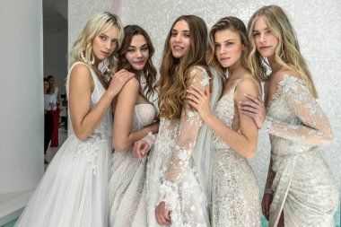 New York, Ny - 6 Ekim: Galia Lahav 2020 Sonbaharı Gelin Sunumu sırasında poz verilen modeller 6 Ekim 2019, New York.