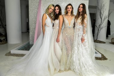 New York, Ny - 6 Ekim: Galia Lahav 2020 Sonbaharı Gelin Sunumu sırasında poz verilen modeller 6 Ekim 2019, New York.