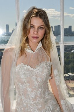 New York, Ny - 6 Ekim: Galia Lahav Fall 2020 Gelin Sunumu sırasında poz veren bir model 6 Ekim 2019, New York.