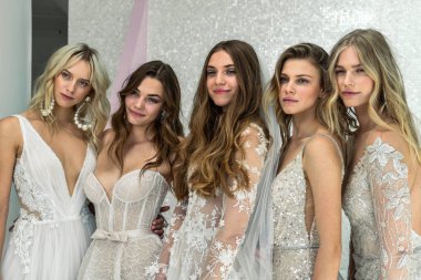 New York, Ny - 6 Ekim: Galia Lahav 2020 Sonbaharı Gelin Sunumu sırasında poz verilen modeller 6 Ekim 2019, New York.