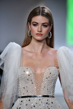 New York, Ny - 5 Ekim 2020 sonbahar gelin podyumu sırasında New York 'ta bir model podyumda yürür..