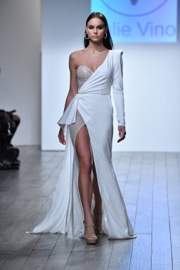 New York, Ny - 5 Ekim 2020 sonbahar gelin podyumu sırasında New York 'ta bir model podyumda yürür..