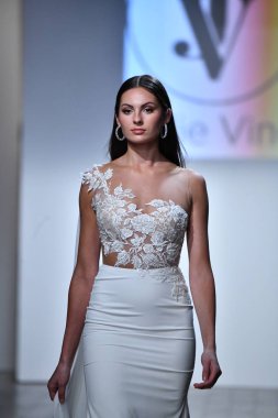 New York, Ny - 5 Ekim 2020 sonbahar gelin podyumu sırasında New York 'ta bir model podyumda yürür..