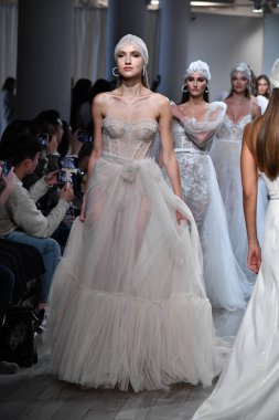 New York, Ny - 5 Ekim: Modeller 5 Ekim 2019 'da New York' ta düzenlenen Julie Vino Fall 2020 Gelinlik Gösterisi 'nde podyum finalinde yürür..