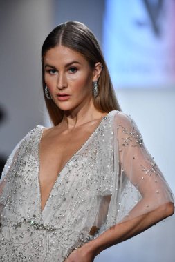 New York, Ny - 5 Ekim 2020 sonbahar gelin podyumu sırasında New York 'ta bir model podyumda yürür..